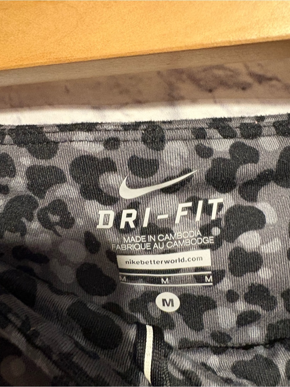 Nike Black & Charcoal Leopard-Print High-Rise Leggings Medium - Picture 6 of 9